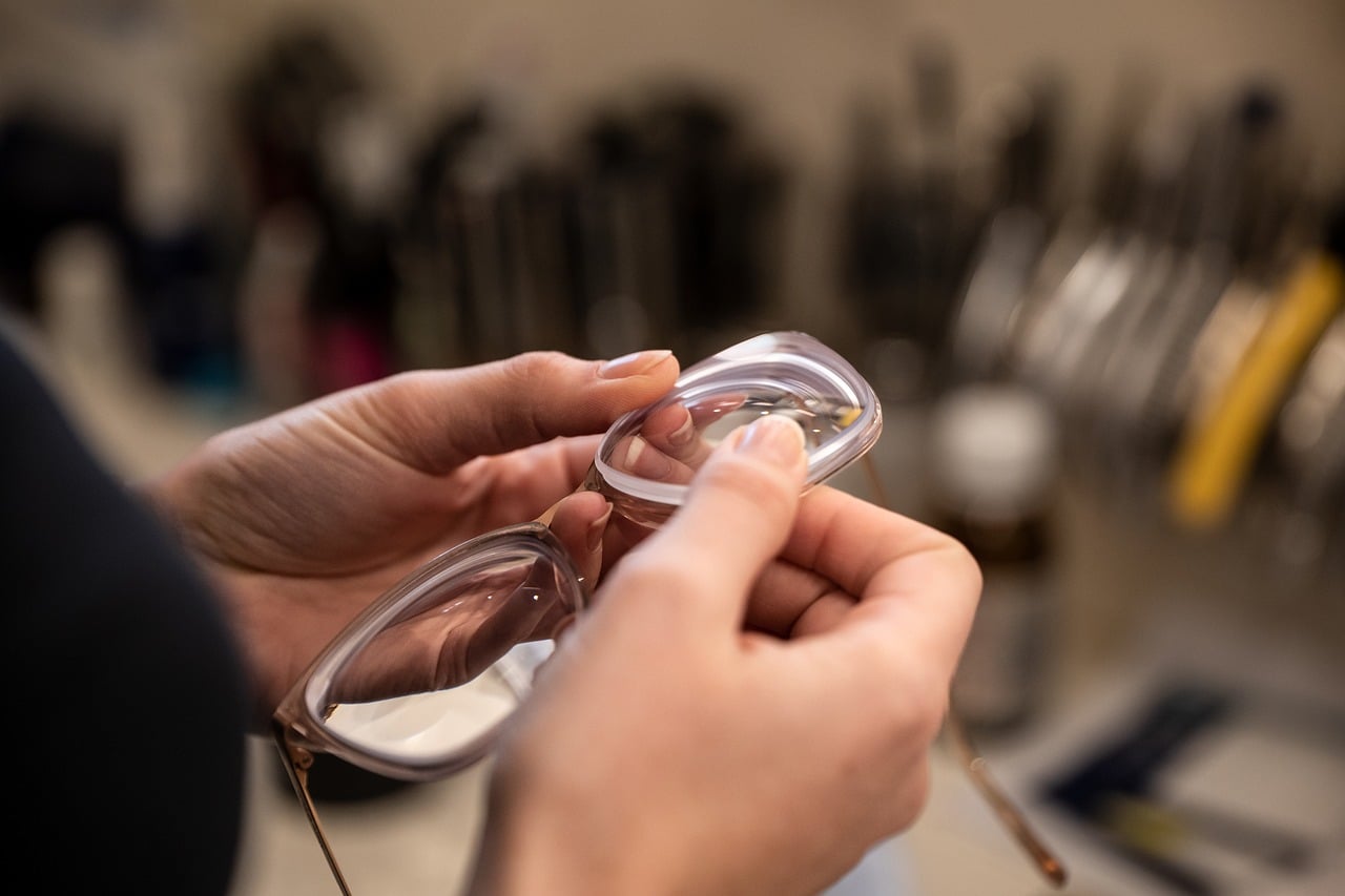 Adaptación profesional de lentes a la montura del paciente